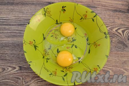 Пока капуста остывает, можно заняться приготовлением кляра. Для этого в глубокую тарелку нужно вбить 2 яйца, добавить пару щепоток соли.