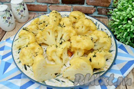 Вкуснейшую, нежную цветную капусту, запечённую в кляре, подать к столу в горячем виде. При подаче блюдо можно посыпать свежей зеленью.