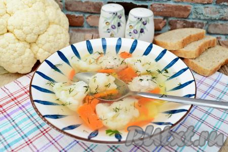 Аппетитный, вкусный, сытный суп с фрикадельками и цветной капустой разлить по тарелкам, по желанию, посыпать мелко нарезанной зеленью и сразу подать к столу.