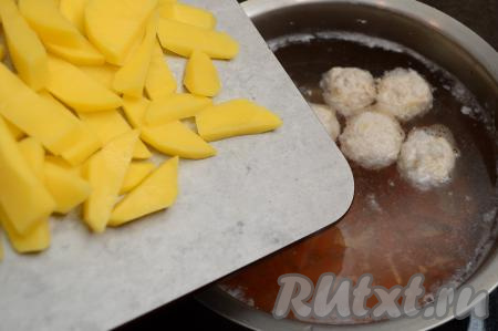 Сразу же добавить нарезанную картошку. Довести суп с фрикадельками до кипения, уменьшить огонь, варить 10 минут.