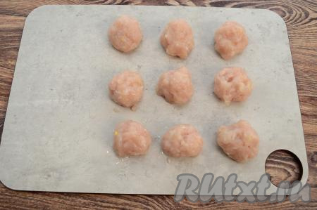 Из фарша сформировать фрикадельки размером с грецкий орех (я сформировала 9 фрикаделек).