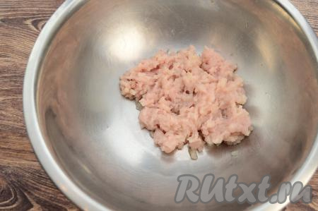 Мясо вместе с луком пропустить через мясорубку, посолить, тщательно перемешать.