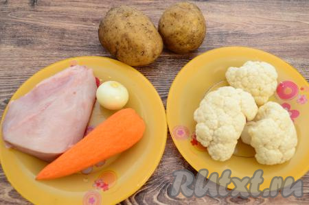 Подготовить продукты для приготовления супа с фрикадельками и цветной капустой. Мясо можно взять любое (у меня - куриное филе), его нужно промыть водой, немного обсушить. Для этого блюда можно взять и покупной мясной фарш. Морковь и лук почистить.