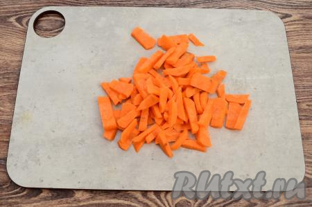 Пока вода закипает, очистить морковку и картошку. Морковь нарезать на достаточно тонкие брусочки (или полукружочки).