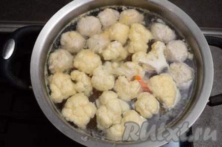 После того как картошка с морковкой проварятся 10 минут, в кастрюлю добавить цветную капусту, посолить, дать супу с фрикадельками закипеть, уменьшить огонь. Варить минут 10 (до готовности овощей). И морковка, и картошка, и капуста должны стать в меру мягкими, легко прокалываться ножом. Продолжительность варки во многом зависит от величины нарезки и сорта овощей.