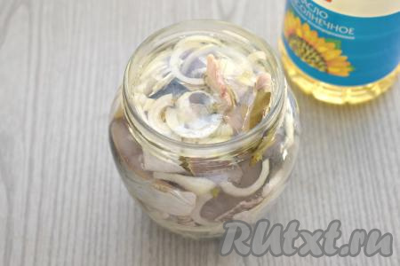 Сверху в банку вливаем растительное масло. Банку накрываем крышкой и отправляем в холодильник на сутки. Спустя это время селёдку, маринованную с луком, можно подавать к столу.