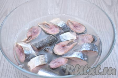 Получившимся остывшим рассолом заливаем кусочки сельди, оставляем на 2 часа при комнатной температуре. Рыбу сверху лучше прикрыть тарелкой, чтобы кусочки сельди были полностью покрыты рассолом.