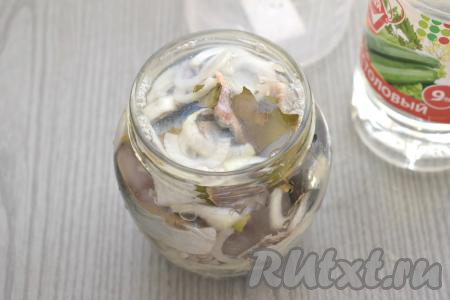 Затем 200 миллилитров чистой кипячёной воды соединяем с уксусом, перемешиваем и выливаем получившийся маринад в банку с селёдкой и луком. Маринад должен полностью покрывать рыбу.