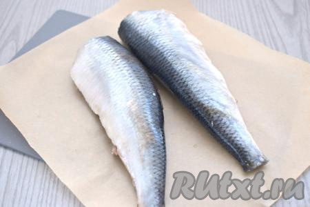 Свежую селёдку перед маринованием нужно полностью разморозить. Отрезаем от селёдки голову, хвост, плавники. Рыбу потрошим, удаляя все внутренности из брюшка вместе с чёрной плёночкой. Тщательно промываем сельдь под проточной водой. Вес очищенной селёдки у меня получился 300 грамм.