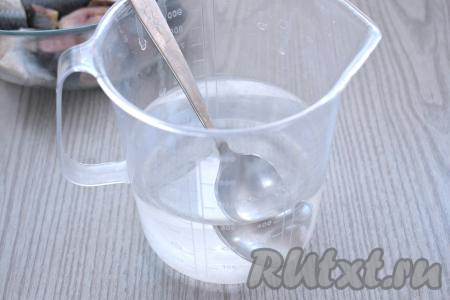 В отдельную ёмкость вливаем 500 миллилитров горячей кипячёной воды, всыпаем соль, тщательно перемешиваем, оставляем остывать рассол до комнатной температуры. Соль должна полностью раствориться.