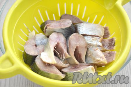 Спустя 2 часа селёдку откидываем на дуршлаг, чтобы слить всю солёную воду. Промывать кусочки рыбы не нужно.