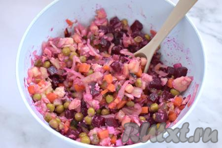 Перемешиваем винегрет.