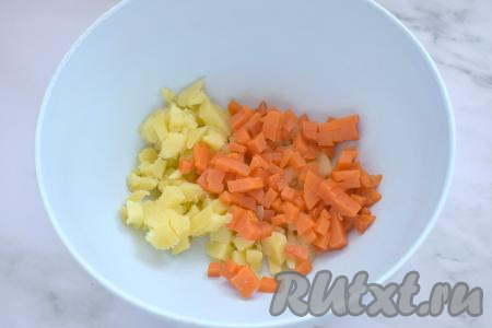 Свеклу, морковь и картошку тщательно моем. Не очищая овощи от кожуры, в одной кастрюле отвариваем до готовности картошку и морковку (на варку моркови с момента закипания воды потребуется минут 30-35, картофеля - минут 25). Свеклу в кожуре отвариваем в отдельной кастрюле тоже до готовности (в течение 45-60 минут). Овощи, отваренные до готовности, будут легко прокалываться ножом. Сваренные овощи достаём из кастрюли, даём им остыть. Остывшие картофель и морковку очищаем, нарезаем на небольшие кубики, складываем в миску.