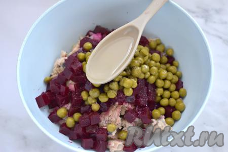 Содержимое миски солим, перчим, заправляем растительным маслом.