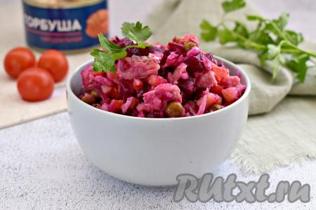 Яркий, вкусный, насыщенный винегрет с рыбными консервами перекладываем в салатник и подаём к столу.