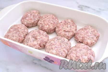 По прошествии 15 минут делим фарш на 8 частей. Руками, смоченными водой, из каждой части фарша формируем котлету, выкладываем в форму для запекания, смазанную растительным маслом.