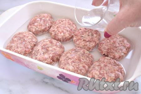 В форму с котлетами вливаем 50 миллилитров воды.