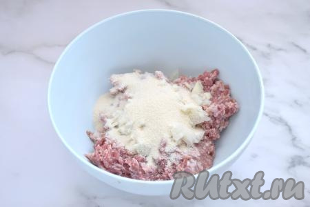 К фаршу с луком всыпаем манку.