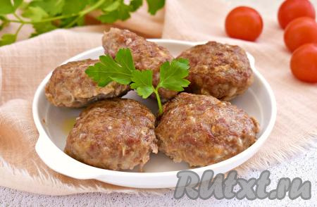 Аппетитные, вкусные, нежные котлетки достаём из духовки и можно сразу подавать их с гарниром к столу. Благодаря манке, фарш отлично держит форму, поэтому котлеты не разваливаются в процессе запекания.