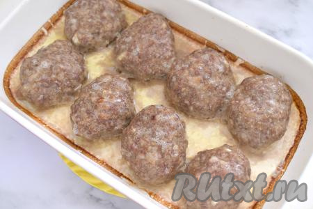 Котлеты из фарша с манкой запекаем в разогретой до 180 градусов духовке минут 35-40.