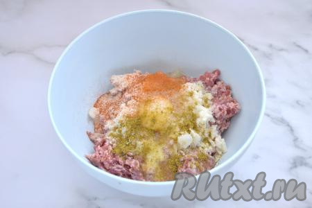 По вкусу солим фарш и приправляем специями. В качестве специй я использовала хмели-сунели и молотую паприку.