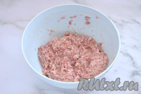 Тщательно перемешиваем фарш. Накрываем миску с фаршем крышкой и оставляем минут на 15, за это время манка набухнет и фарш станет более плотным.