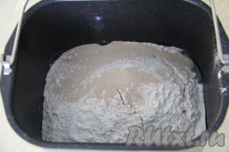 Всыпать просеянную муку, добавить сухие дрожжи.