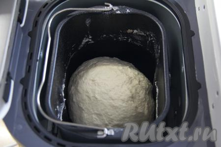 Выставить режим хлебопечки "Белый хлеб", время - 3 часа 10 минут, вес хлеба - 1 кг, корочка - средняя. Во время замеса следите за формированием колобка. Сформированный колобок должен быть слегка липким. Если тесто сильно липнет к стенкам ведёрка хлебопечки, тогда подсыпьте немного муки (примерно половину столовой ложки). И наоборот, если колобок очень плотный, тогда влейте столовую ложку воды комнатной температуры.