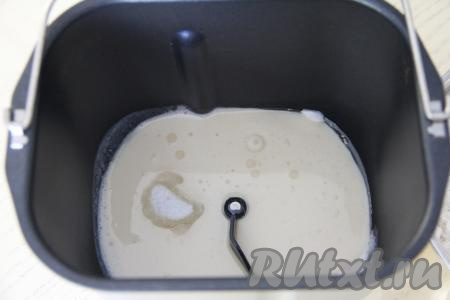 В чашу хлебопечки влить ряженку, растительное масло, всыпать сахар с солью.