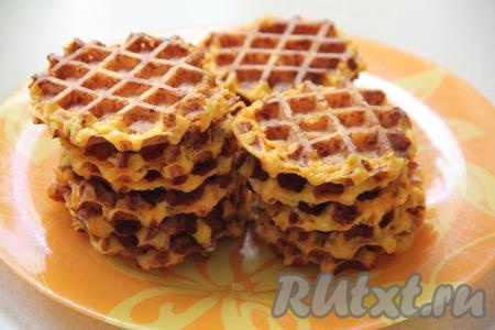 Периодически перемешивая морковно-творожное тесто, постепенно испечь все вафли, складывая их на тарелку. У меня вафельница диаметром 10 сантиметров, поэтому из указанного количества ингредиентов получилось 20 вафель.