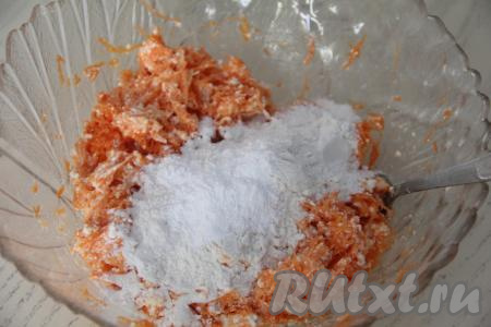 Всыпать муку с разрыхлителем.