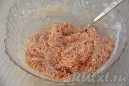 Перемешать тесто для вафель. Тесто должно получиться в меру густым. Если необходимо, добавьте ещё немного муки, ведь консистенция теста, которая у вас получится, во многом зависит от величины яиц, сочности моркови, влажности творога, качества муки.