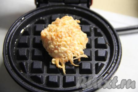 Вафельницу разогреть. Панели вафельницы смазать растительным маслом. Выложить 1 столовую ложку морковно-творожного теста, закрыть вафельницу.