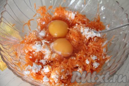 Размять вилкой творог с морковью, добавить яйца, перемешать морковно-творожную массу до однородности.