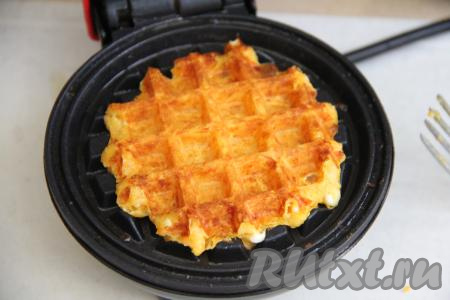 Готовить вафлю до золотистого цвета. Продолжительность выпечки зависит от мощности вашей вафельницы. Морковно-творожные вафли получаются мягкими внутри, поэтому могут плохо сниматься с вафельницы, - если у вас возникнет такая проблема, тогда добавьте в тесто ещё немного муки. Готовую вафлю переложить на тарелку.