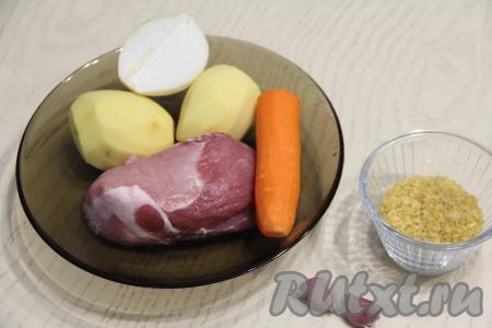 Подготовить продукты для приготовления супа с булгуром и свининой. Картошку, лук, морковь почистить. Переложить картофель в небольшую ёмкость, залить полностью водой, чтобы он не потемнел. В этот раз я варила суп с мякотью свинины, можно взять свинину на кости.