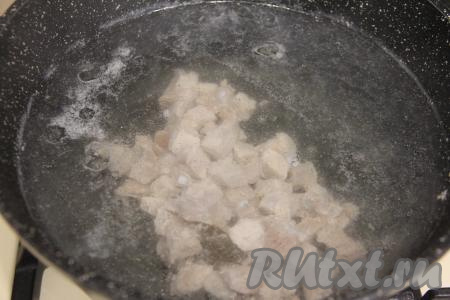 Варить мясо до готовности (на варку нарезанной мякоти свинины потребуется минут 30, мяса на кости - 1 час). Затем убрать бульон с готовой свининой с огня. Если вы готовили свинину на кости, мясу нужно будет дать немного остыть, отделить его от костей, нарезать на небольшие части и вернуть в бульон.