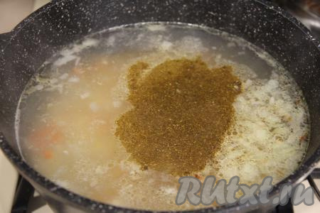 После того как картошка с булгуром проварятся с момента закипания 15 минут, добавить в суп жареный лук, соль, пропущенный через пресс чеснок, специи по вкусу, довести до кипения и уменьшить огонь.