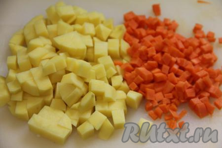 Картошку и морковь нарезать на кубики.