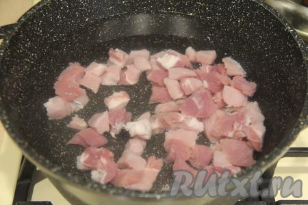 Свинину промыть водой. Мякоть свинины я нарезала на кубики размером 2 сантиметра на 2 сантиметра. Нарезанную мякоть свинины (или свинину на кости) выложить в кастрюлю, залить 2 литрами воды, поставить на достаточно сильный огонь. После закипания воды уменьшить огонь, убрать с поверхности бульона пену.