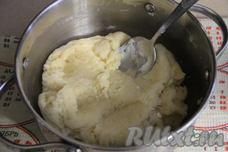Быстро перемешать тесто столовой ложкой, тесто начнёт отставать от стенок кастрюли, станет эластичным и мягким. Убрать кастрюлю с огня.