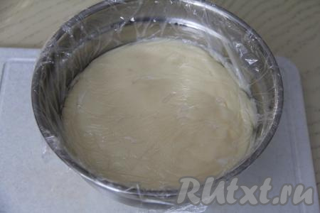 Переложить заварную основу пломбирного крема из кастрюли в миску, накрыть плёнкой так, чтобы плёнка лежала на поверхности крема (благодаря тому, что плёнка касается крема, на поверхности массы не будет образовываться корочка). Оставить заварную массу до полного остывания. 250 грамм сливочного масла достать из холодильника, чтобы оно полежало при комнатной температуре и стало мягким.