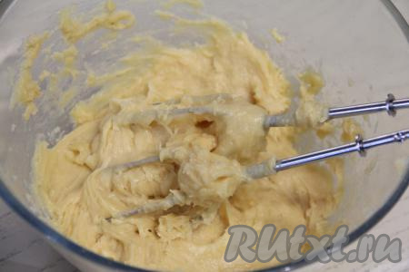 После добавления всех яиц тесто для профитролей получится очень пластичным и тягучим.