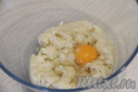 Переложить заварное тесто в глубокую миску, дать ему остыть в течение минут 5. Далее добавлять в заварное тесто по одному яйцу, тщательно вмешивая миксером каждое яйцо. Добавлять следующее яйцо нужно только после того, как тесто станет однородным.