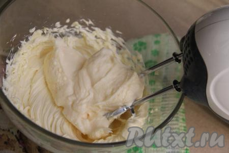 Пока выпекаются профитроли, займёмся дальнейшим приготовлением крема "Пломбир". Сливочное масло, согревшееся до комнатной температуры, нужно взбить миксером в течение 5-7 минут (до побеления). Затем, продолжая взбивать, добавлять небольшими порциями в масло остывшую заварную массу для крема. Готовый заварной пломбирный крем для профитролей получится очень нежным и воздушным.