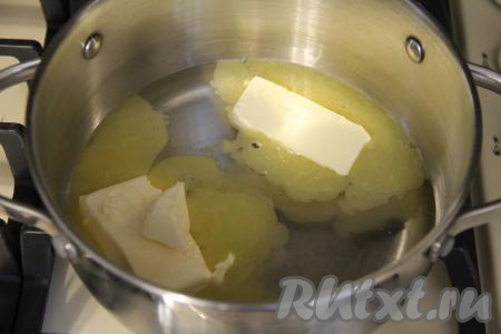 Прежде всего в кастрюлю нужно влить воду, добавить сливочное масло и соль. Поставить кастрюлю на огонь выше среднего.