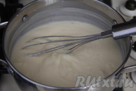 При постоянном помешивании довести массу до кипения, затем немного уменьшить огонь, проварить 1 минуту (масса загустеет) и убрать с огня.