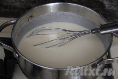 Перемешать массу венчиком и поставить на средний огонь.