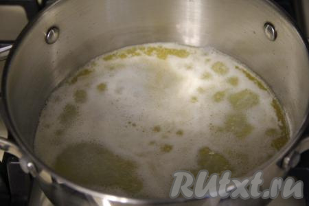 Довести воду с маслом, периодически перемешивая, до кипения (масло должно полностью раствориться), уменьшить немного огонь.