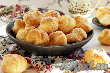 Вкуснейшие домашние профитроли подать к столу.